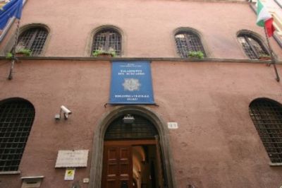 La facciata della vecchia sede della biblioteca su Via del Sudario, a Roma.