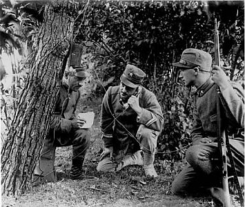 Soldati italiani durante una comunicazione telefonica, 1915 (Biblioth&egrave;que nationale de France, Rol, 45893)