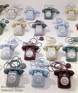 Apparecchi telefonici Sit Siemens Unificati nei diversi colori proposti, anni ‘60 (Archivio storico Telecom Italia)