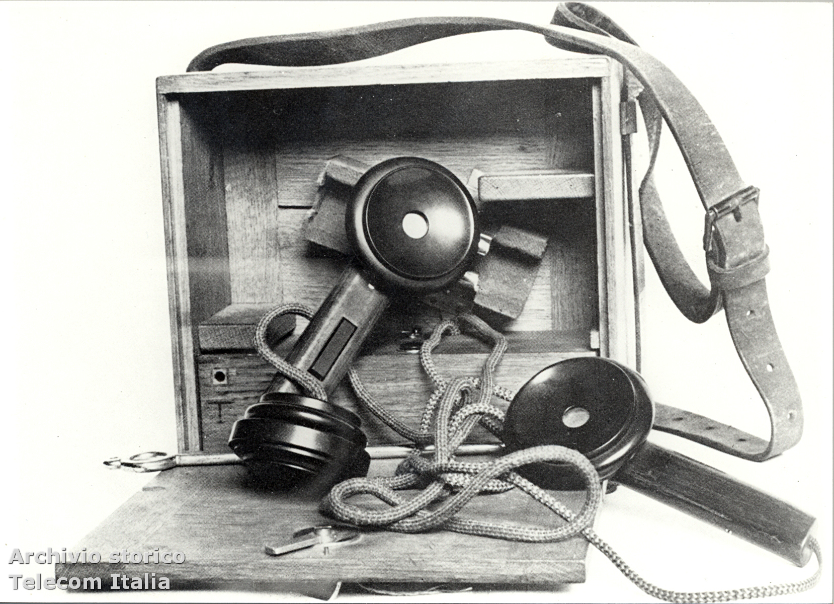 Telefono da campo a batteria (Archivio storico Telecom Italia)