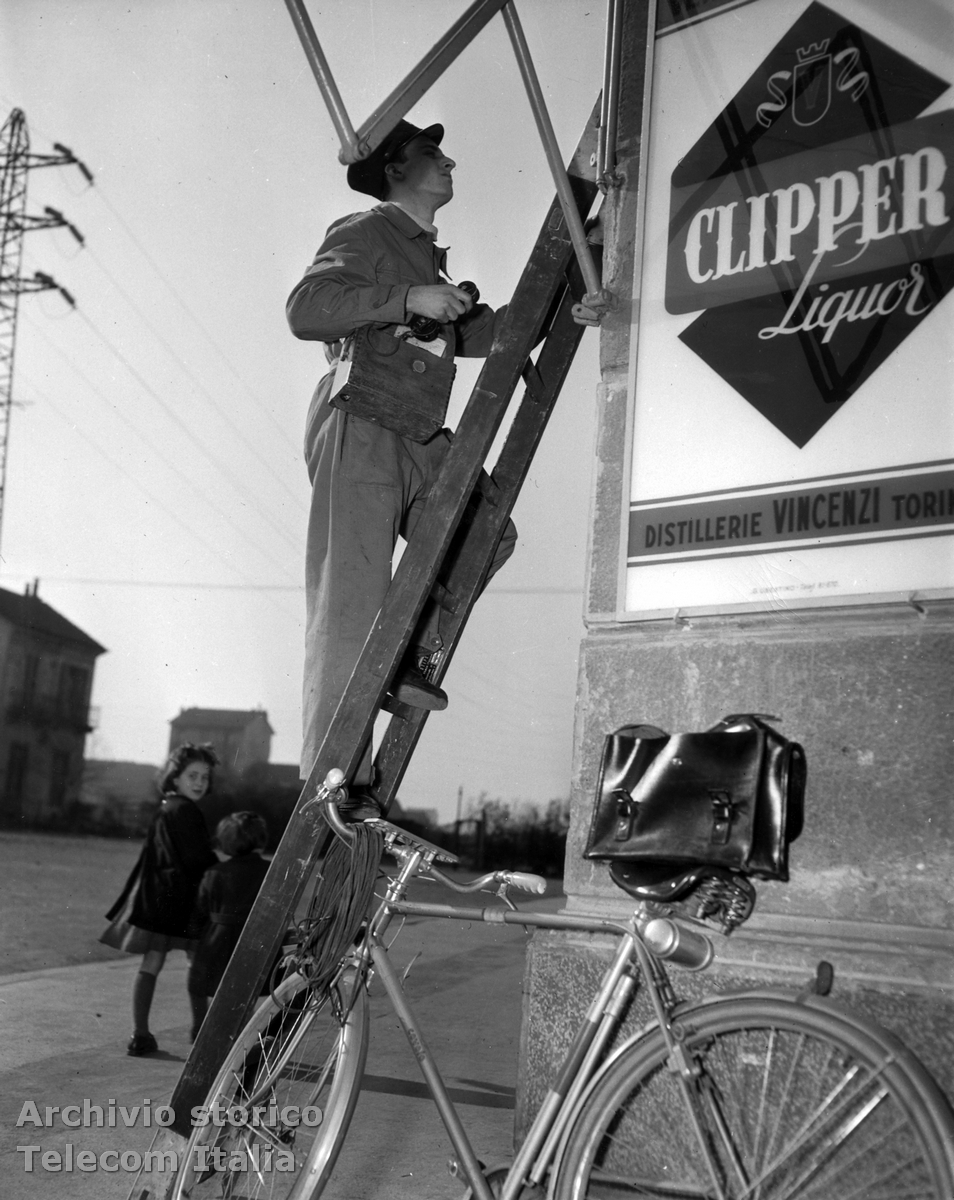 Guardiafili Stipel di Torino durante un&rsquo;attivit&agrave; di manutenzione, anni &lsquo;50 (Archivio storico Telecom Italia)