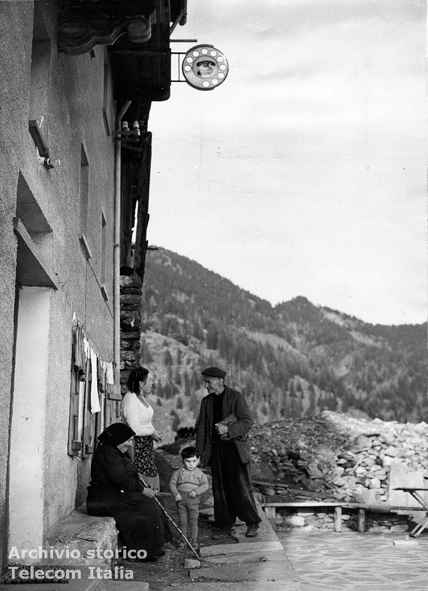 Il Posto telefonico pubblico nella frazione di Mont Blanc de Champorcher in Valle d&rsquo;Aosta, 1963 (Archivio storico Telecom Italia)