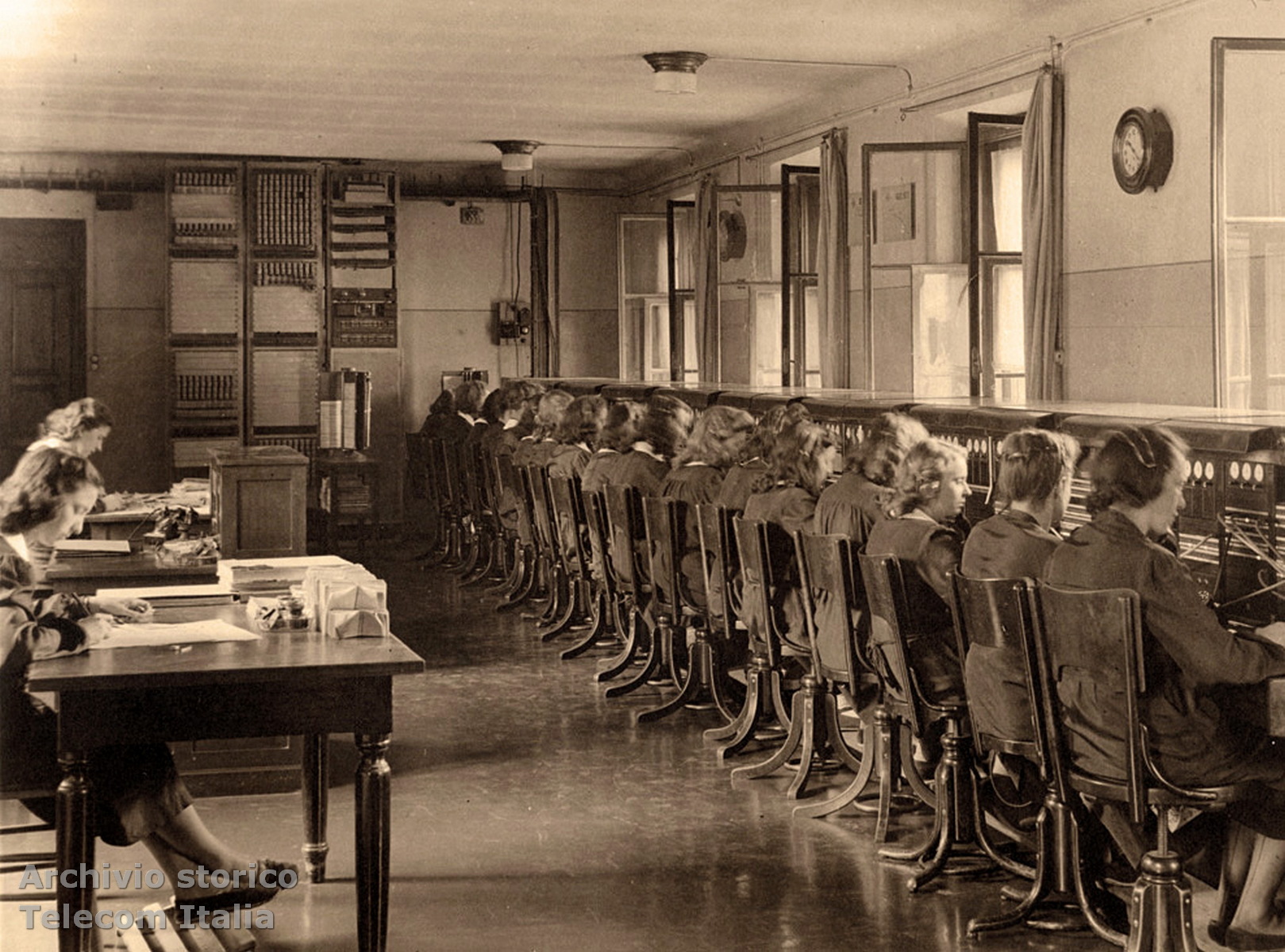 Telefoniste al lavoro presso la centrale interurbana di Trento, seconda met&agrave; anni &lsquo;30 (Archivio storico Telecom Italia)