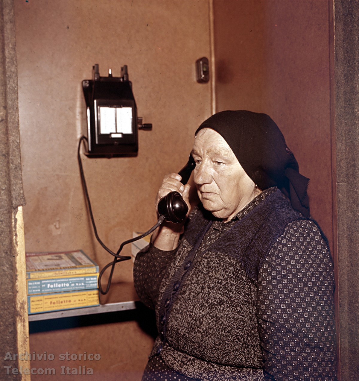 Primi contatti con il telefono al Posto telefonico Pubblico della frazione Mont Blanc di Champorcher in Valle d&rsquo;Aosta, 1963 (Archivio storico Telecom Italia)