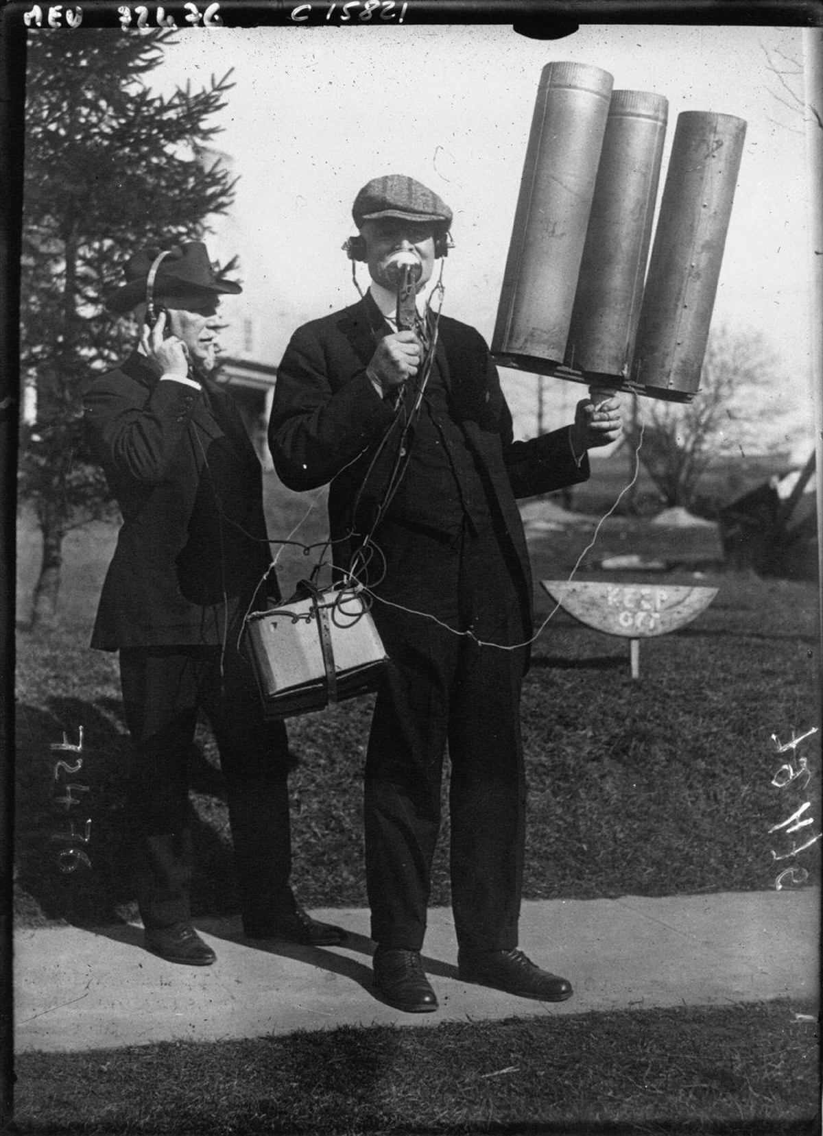 Mr. Macfarlane durante l'esperimento del suo telefono senza fili a Elkins Park, Philadelphia, 1919 (Biblioth&eacute;que Nationale de France, Agence Meurisse)