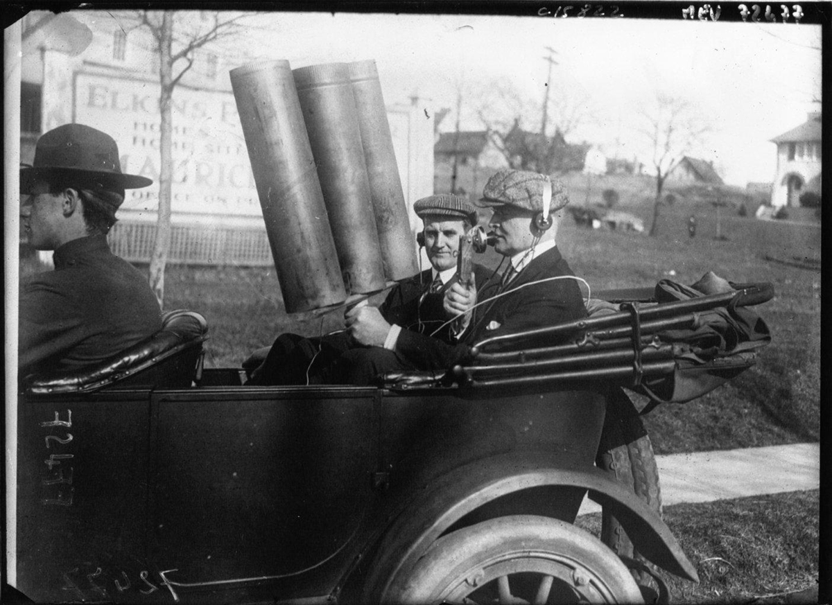 Mr. Macfarlane durante l'esperimento del suo telefono senza fili a Elkins Park, Philadelphia, 1919 (Biblioth&eacute;que Nationale de France, Agence Meurisse)