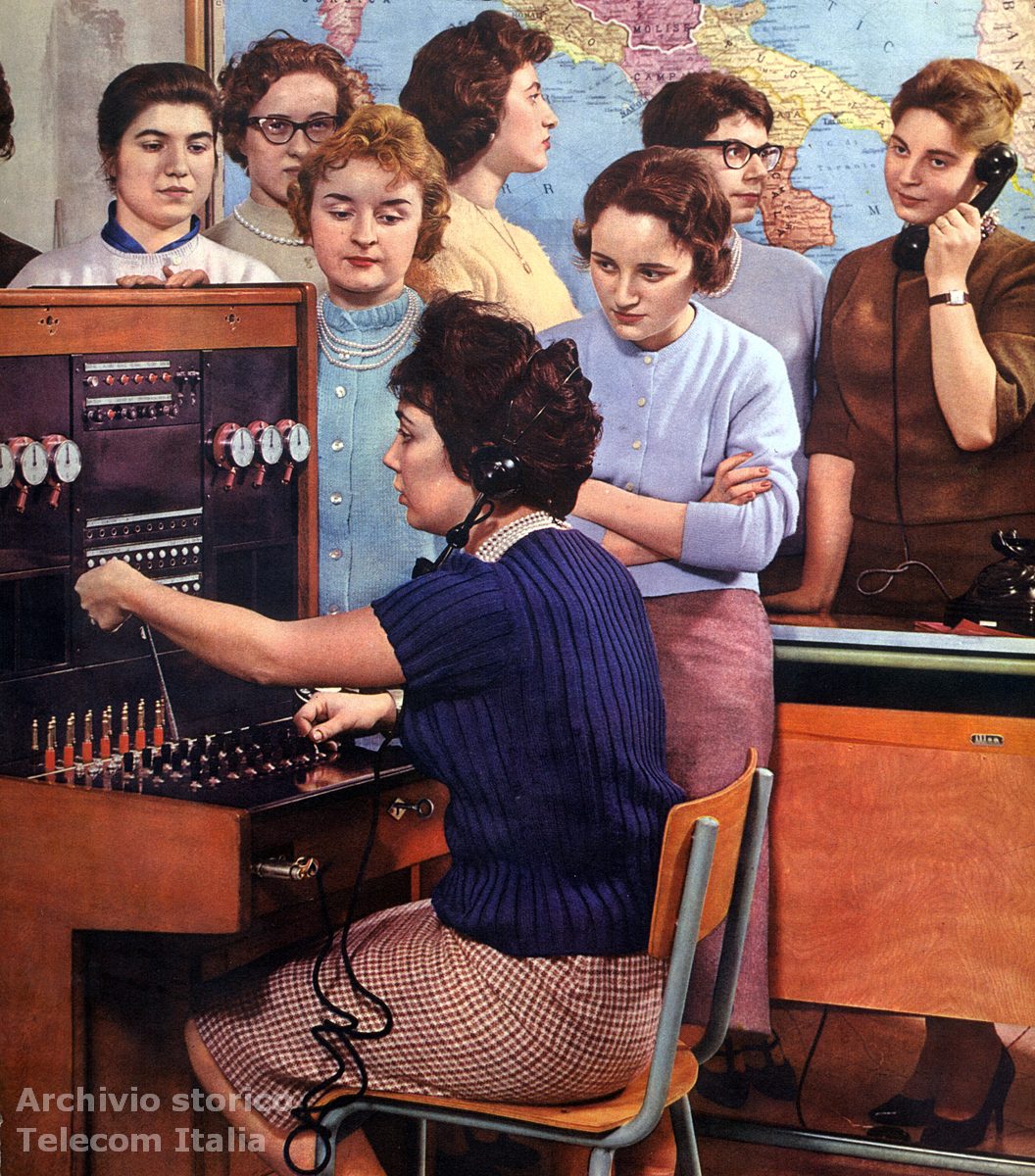 Allieve operatrici di commutazione durante un corso di formazione, 1959. Copertina di &laquo;Selezionando. Notiziario Stipel, Telve, Timo&raquo;, Anno X, n. 2, 1959 (Archivio storico Telecom Italia)
