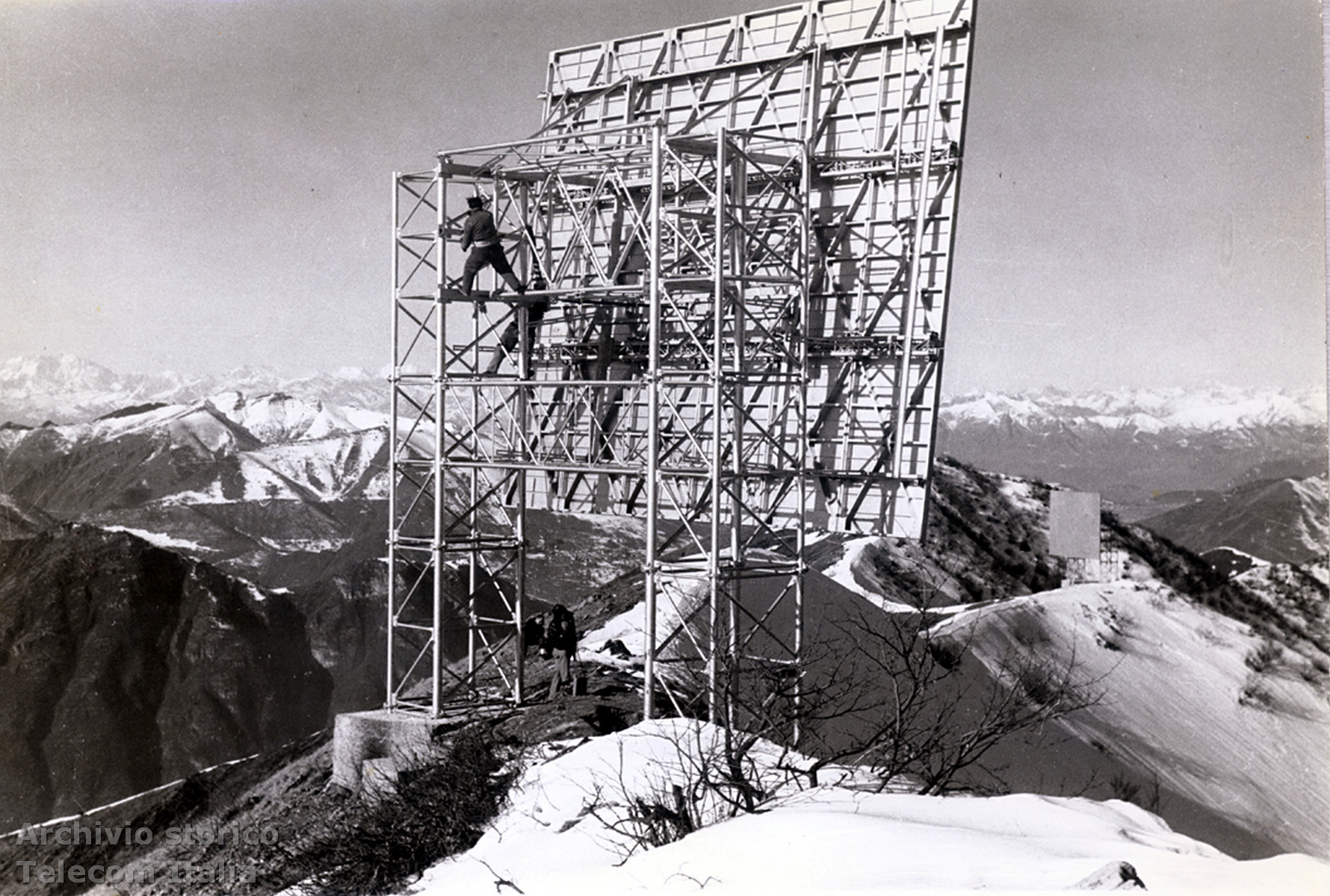 Specchi per ponte radio installati a Monte San Primo per la tratta Como-Menaggio, 1957 (Archivio storico Telecom Italia)