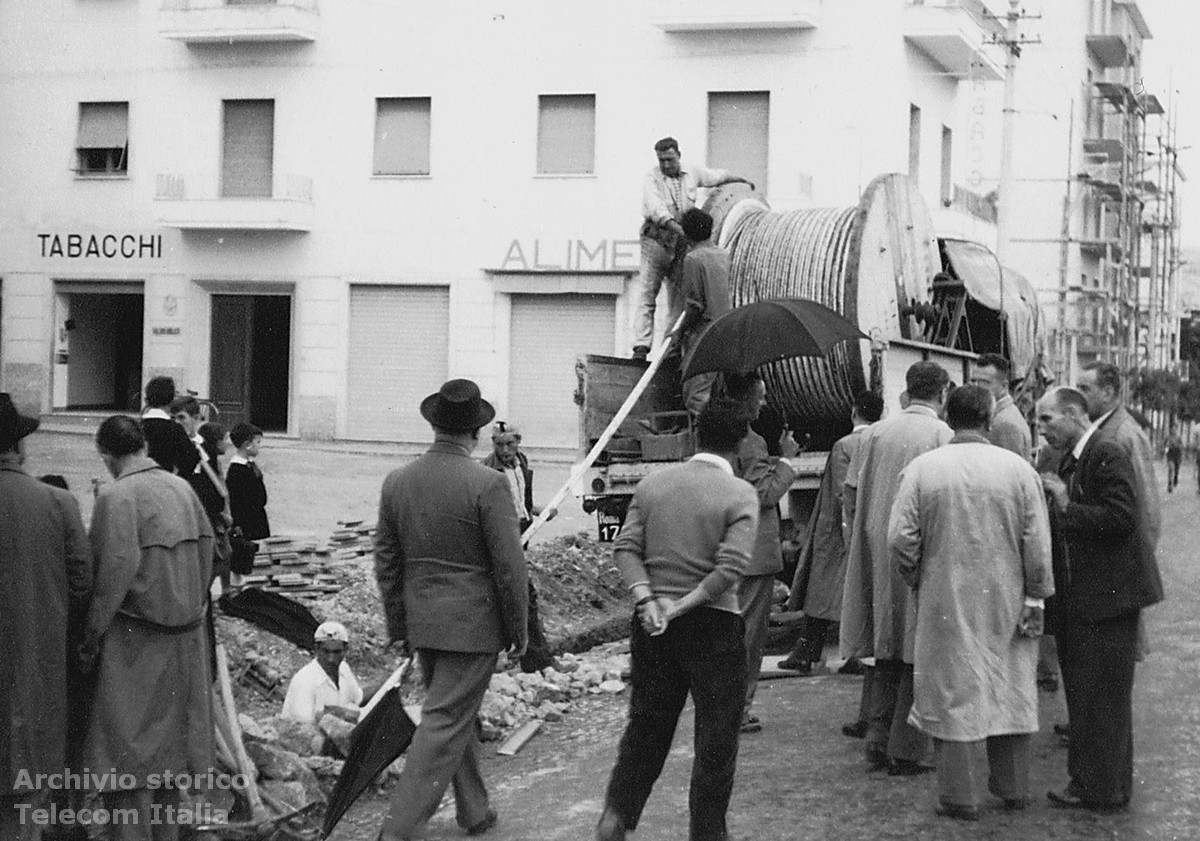 Posa del cavo coassiale a Formia, 1953 (Archivio storico Telecom Italia)