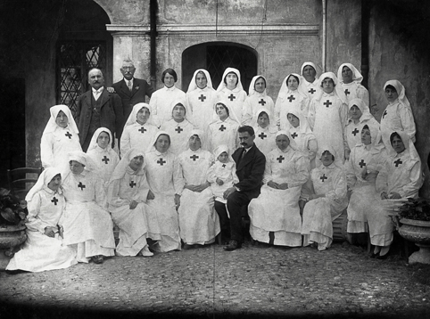 Zangelmi Ferri Maria (in alto a destra), nel gruppo delle allieve Infermiere Crocerossine del Civico Ospedale di Viadana, corso di formazione tenuto dal primario prof. Vincenzo Lucarelli.