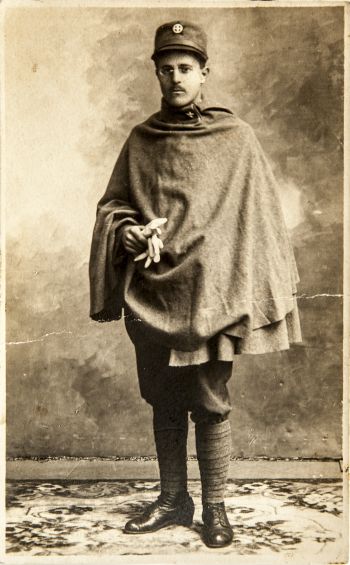 098a Mattioli Cesare Romano - ritratto fotografico in divisa da Aspirante Ufficiale con mantella eseguito durante la formazione nella Scuola Militare di Modena.