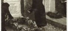 Tomba del magg. Giacomo Venezian: la vedova e la figlia sulla tomba, 1915