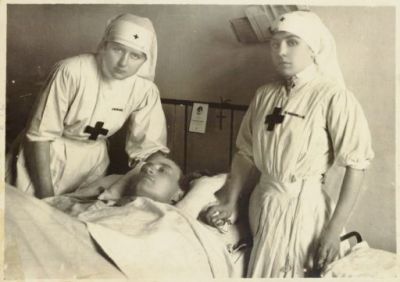 Crocerossine assistono un paziente in ospedale, 1916