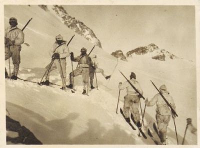 Monte Adamello, skiatori sulla punta del Venerocolo, 1917