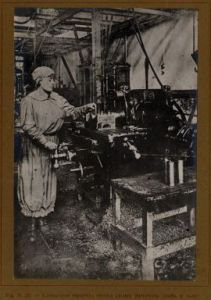 Lavorazione proiettili di piccolo calibro in “Le Donne d’Italia nelle industrie di guerra”  a cura del Comitato per la Mobilitazione Civile, 1915-1918