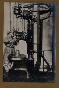 Lavorazione bossoli per cartucce, in “Le Donne d’Italia nelle industrie di guerra”  a cura del Comitato per la Mobilitazione Civile, 1915-1918