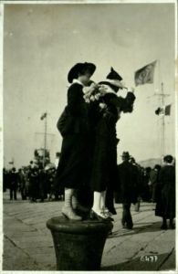 Ragazze di Trieste si preparano a gettare fiori al passaggio del Re, Trieste, 1918