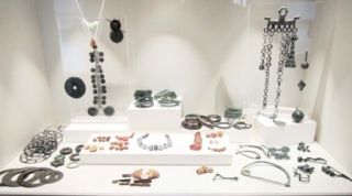 Museo Sannitico di Campobasso, vetrina con i gioielli e gli oggetti ornamentali di et&agrave; protostorica