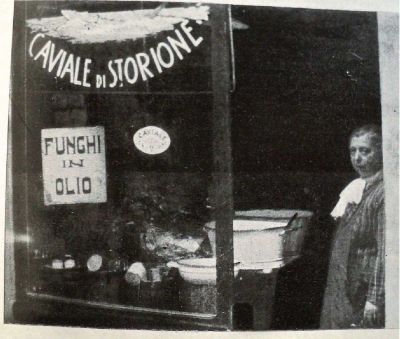Benvenuta Ascoli ritratta davanti al suo negozio di via Mazzini. Fotografia tratta da Rivista di Ferrara, n. 7, anno III, luglio 1935 (in MuseoFerrara)
