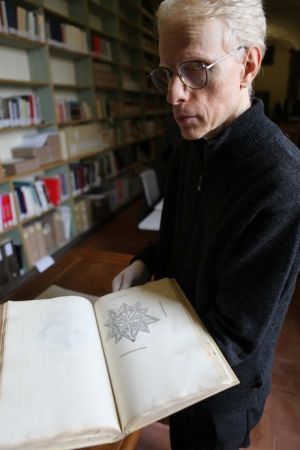 Roberto Marcuccio con il Codice di Piero della Francescai della Biblioteca Panizzi - Foto Gazzetta di Reggio, 4 marzo 2015 
