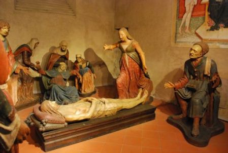 Il Compianto sul Cristo morto, nella cappella in fondo alla navata sinistra