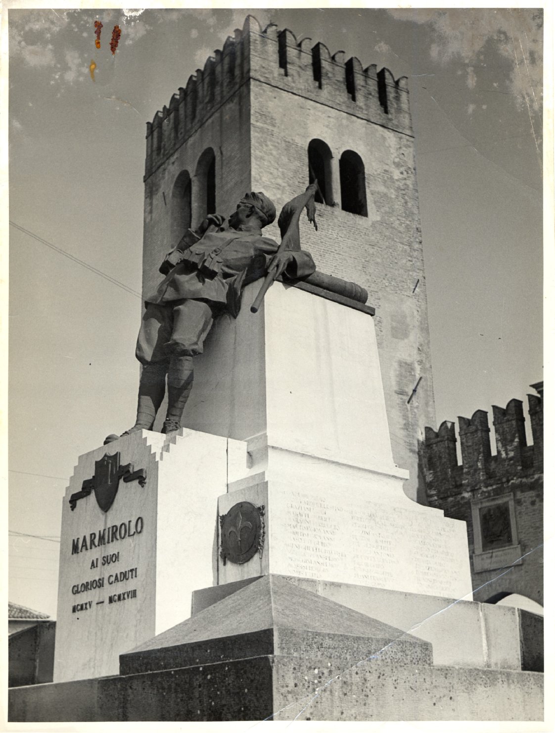 Monumento ai caduti di Marmirolo, inaugurato il 12 novembre 1922, progettato dallo scultore Libero Frizzi.