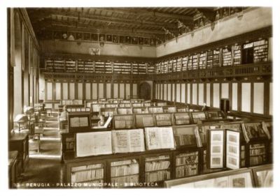 Biblioteca Augusta di Perugia - sala Podiani nell'antica sede del Palazzo dei Priori (1907 circa)