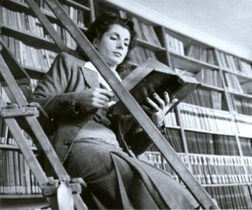 Palma Bucarelli nella Biblioteca della Galleria