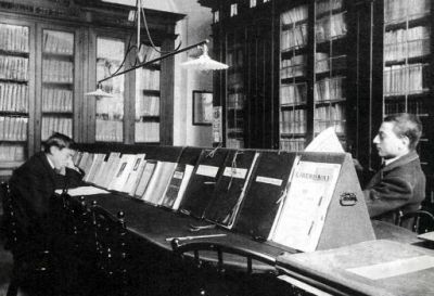 Biblioteca Delfico - espositore delle riviste in sala di lettura (1910)
